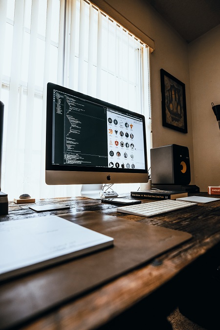 Écran d'ordinateur avec bureau en bois.